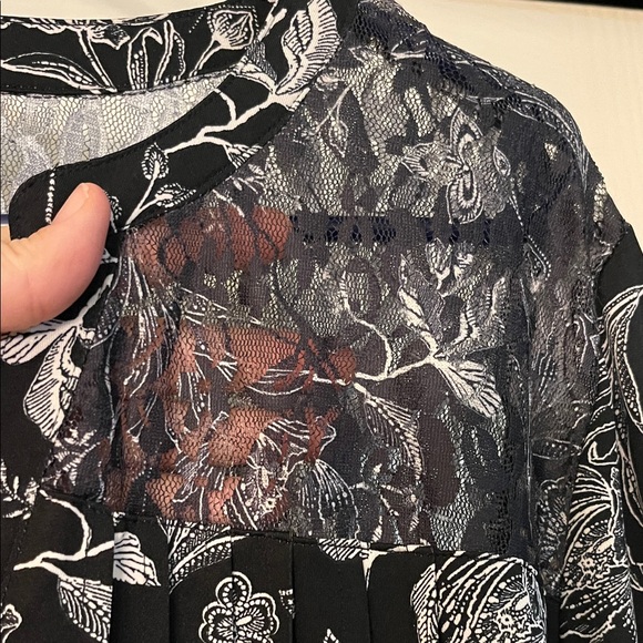 Roz & Ali Monochrome Floral Lace Top - Picture 3 of 3